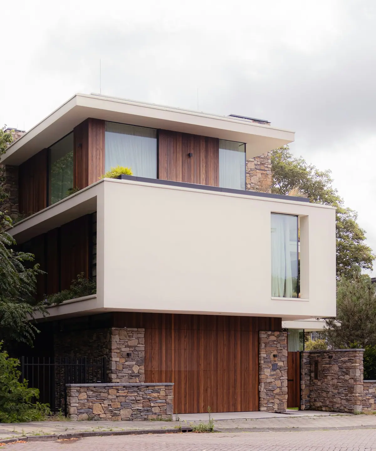 Casa nueva de líneas limpias con fachada de madera y piedra